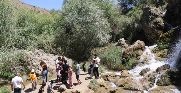 Sıcak havalarda erzincan'daki girlevik şelalesi ziyaretçilerin ilgisini çekiyor