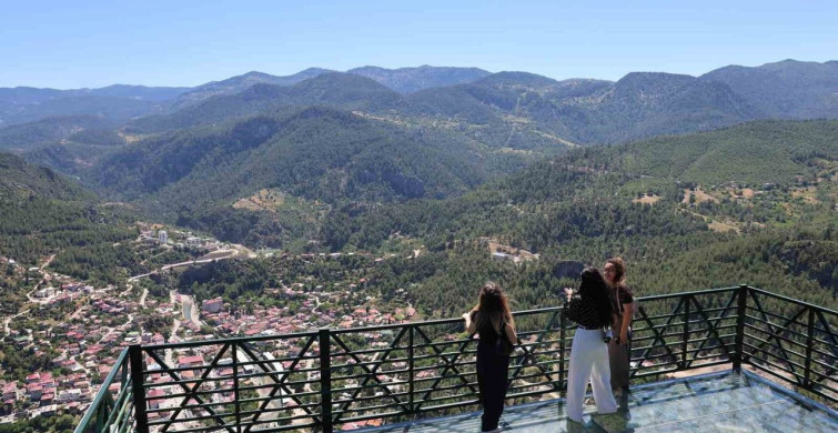 Sıcaktan bunalan Adanalılar, 800 rakımdaki cam seyir terasına akın etti