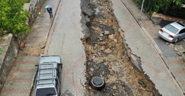 Şiddetli Yağış Yolu Çökertti 