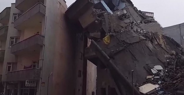 Siiirt'te Yıkımı Yapılan Bina Bitişikteki Binanın Üzerine Devrildi