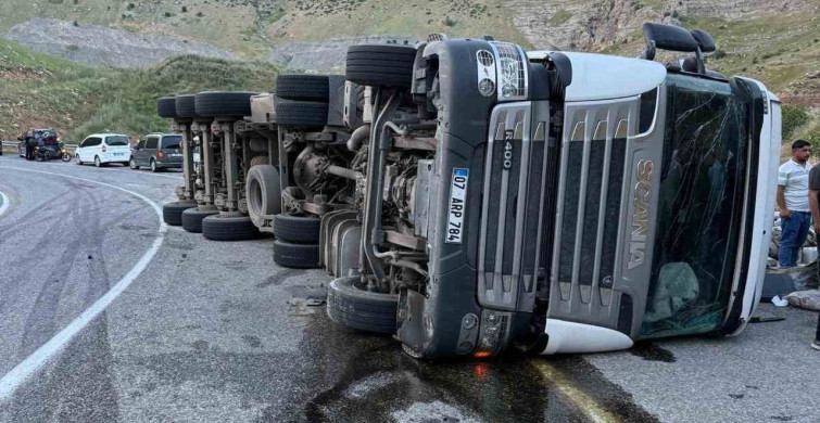 Siirt-Eruh Karayolunda Tır Devrildi: Sürücü Ağır Yaralı