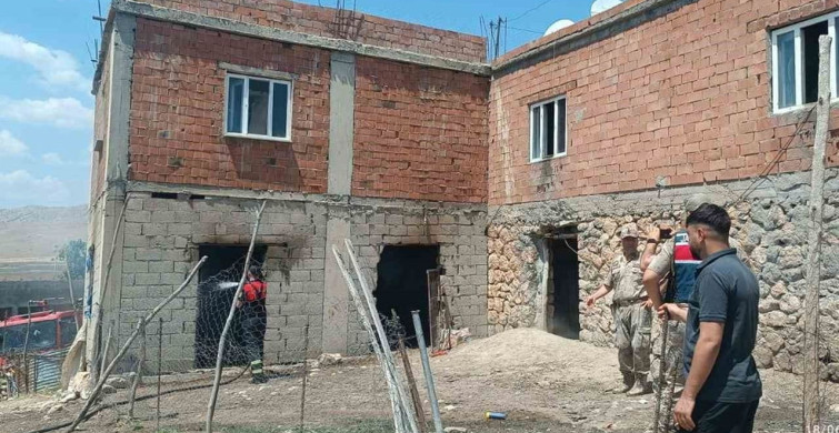 Siirt'te 2 katlı evdeki yangın kontrol altına alındı