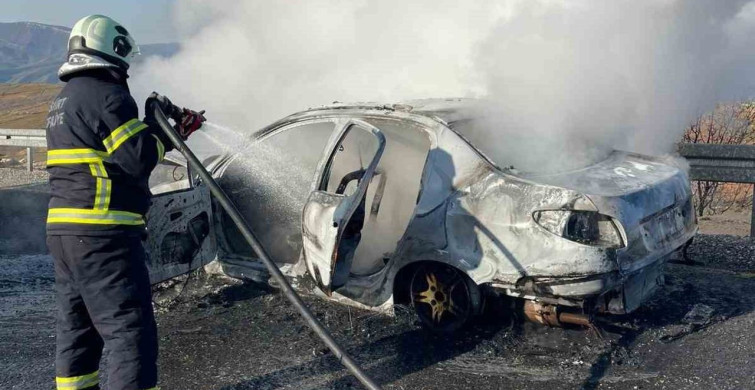 Siirt'te Alev Alan Araçtan Şansla Kurtulan Aile