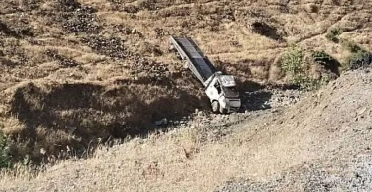 Siirt'te çekici şarampole devrildi, 2 yaralı