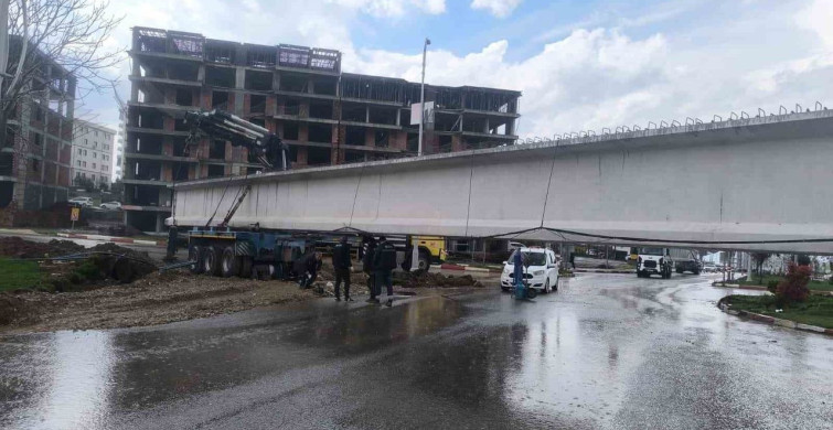 Siirt’te Dev Köprü Kirişi Kavşakta Takılı Kaldı