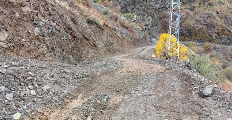Siirt'te Heyelan Nedeniyle Kapanan Köy Yolu Yeniden Ulaşıma Açıldı