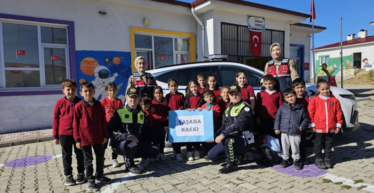 Siirt'te Jandarma Ekiplerinden Çocuklara Özel Etkinlikler