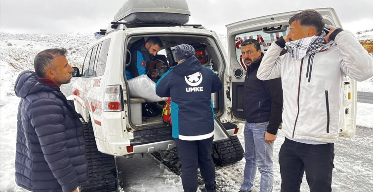 Siirt'te Kar Altında Kalan Hastalar İçin Acil Sağlık Hizmeti