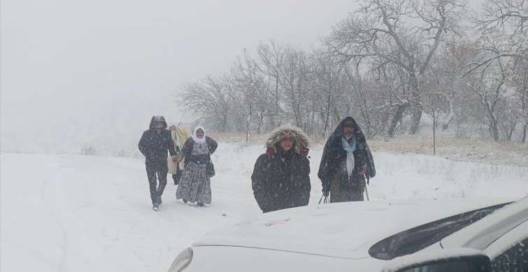 Siirt'te Kar Yağışı Nedeniyle Mahsur Kalan Araçlar Kurtarıldı