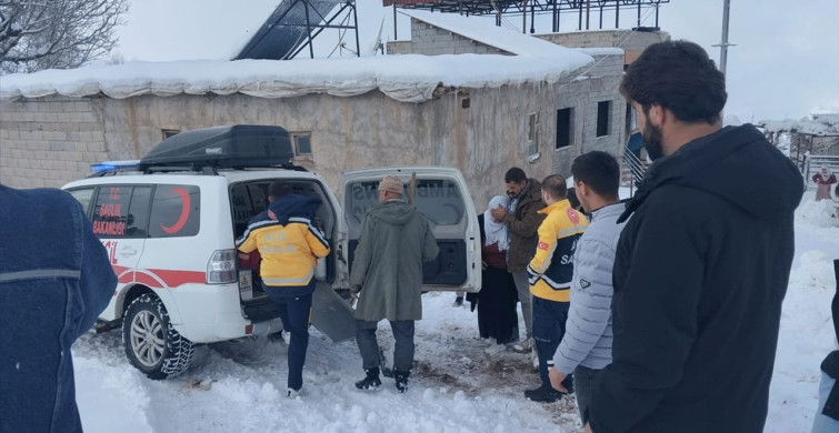 Siirt'te Kardan Kapanan Yolda Acil Durum: Hasta Hastaneye Ulaştırıldı