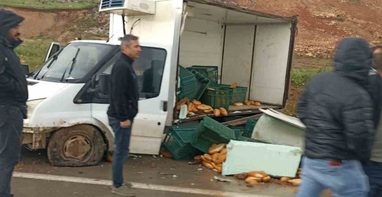 Siirt'te Lastik Patlaması Ekmekleri Yola Saçtı