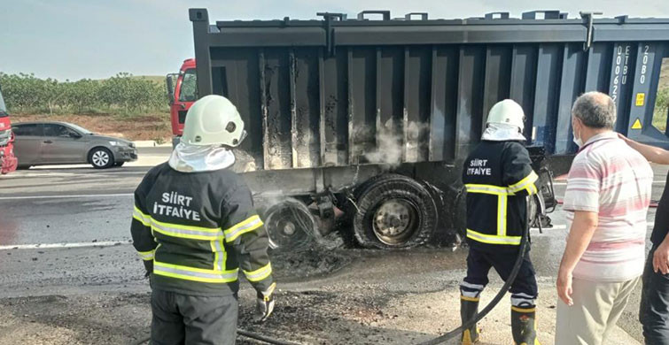 Siirt’te Lastikleri Alev Alan Kamyonu Kül Olmaktan Sürücü Kurtardı