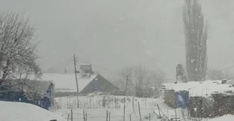 Siirt'te Nisan Ayında Kar Yağışı Şaşırttı