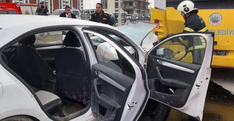 Siirt'te Otomobil Belediye Otobüsüne Çarptı: 3 Yaralı