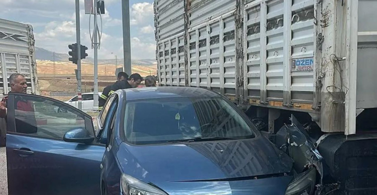 Siirt'te otomobil tıra çarptı, can kaybı yok