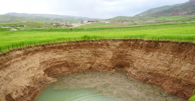Siirt'te Sağanağın Ardından 40 Metre Çapında Obruk Oluştu