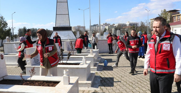 Siirt'te Şehitliklerde Bakım Ve Temizlik Çalışması Başlatıldı