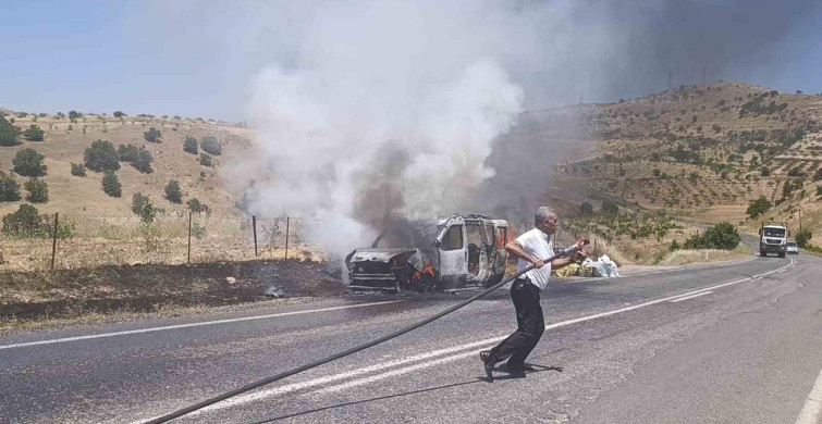 Siirt'te seyir halindeki otomobil alev aldı