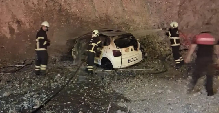 Siirt'te seyir halindeki otomobil alev aldı