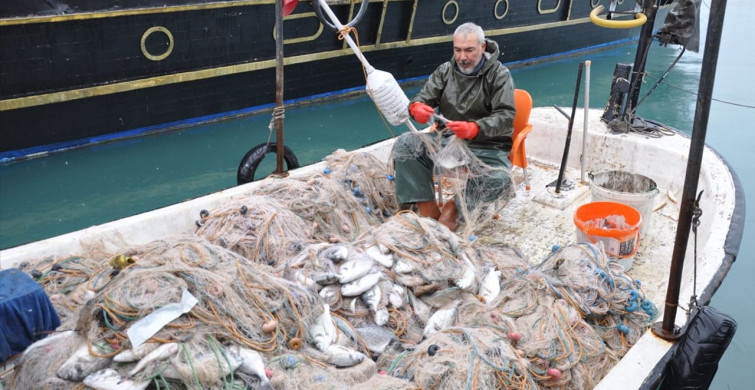 Silifke'de Fırtına Felaketi: Tur Teknesi Battı, Balıklar Kıyıya Vurdu