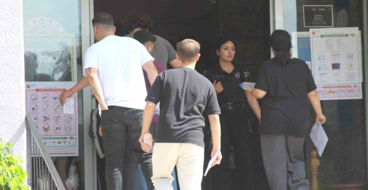 Sınava 1 dakika kala yetişti, aracının el frenini çekmeden araçtan fırlayıp okula koştu