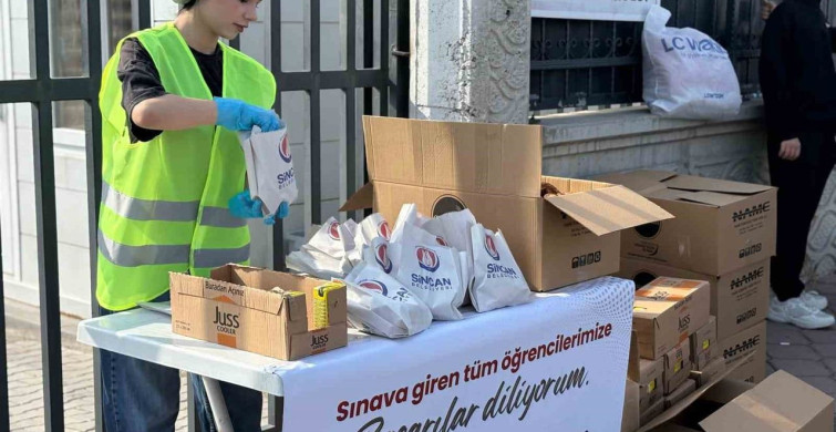 Sincan Belediyesi'nden LGS öncesi simit ve meyve suyu ikramı