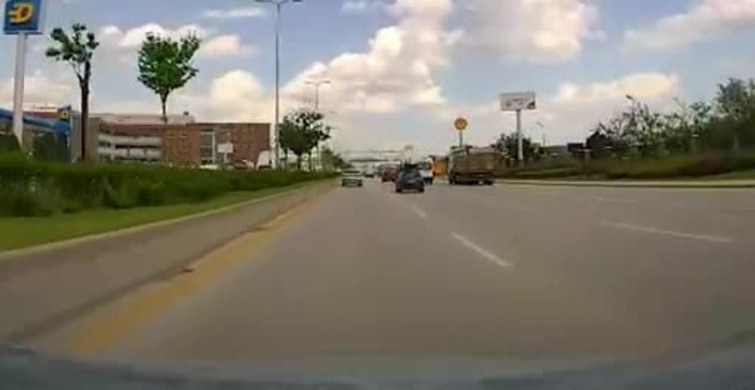 Sincan'da Zincirleme Kaza: Makas Atan Kamyonet Otomobile Çarptı