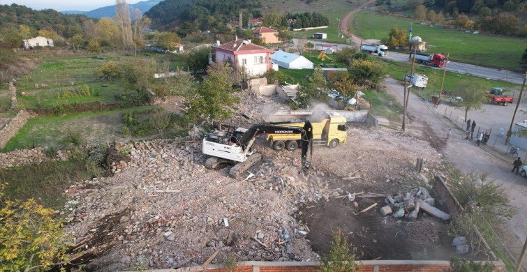 Sındırgı'da Deprem Sonrası Yıkım Çalışmaları Devam Ediyor