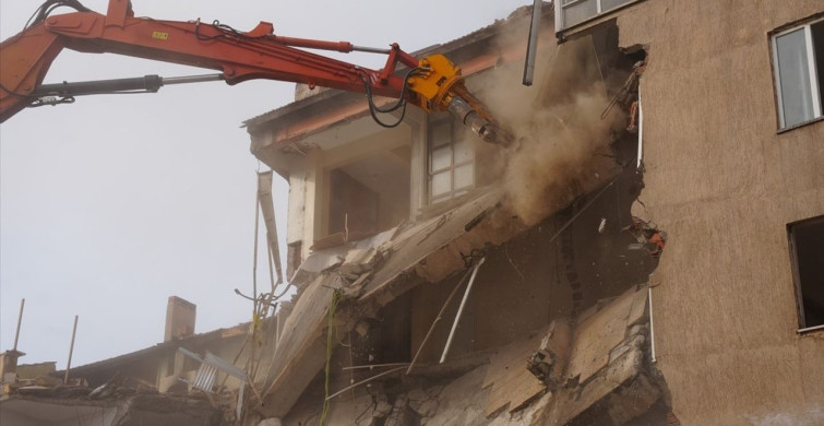 Sındırgı'da Deprem Sonrası Yıkım Çalışmaları Devam Ediyor