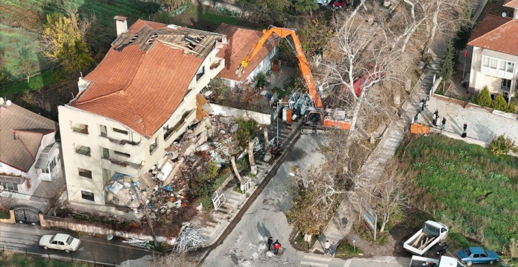 Sındırgı'da Deprem Sonrası Yıkım Çalışmaları Devam Ediyor