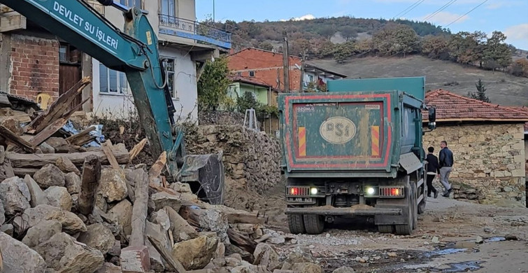 Sındırgı'da Deprem Sonrası Yıkım Çalışmaları Devam Ediyor