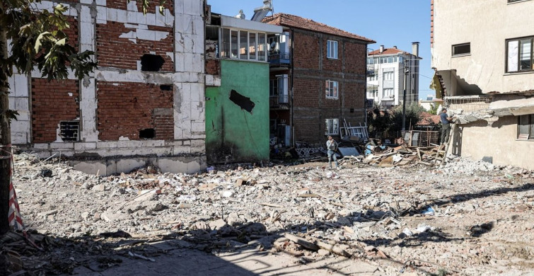 Sındırgı'da Depremin Ardından Enkaz Kaldırma İşlemleri Tamamlandı Sındırgı'da Depremin Ardından Enkaz Kaldırma İşlemleri Tamamlandı