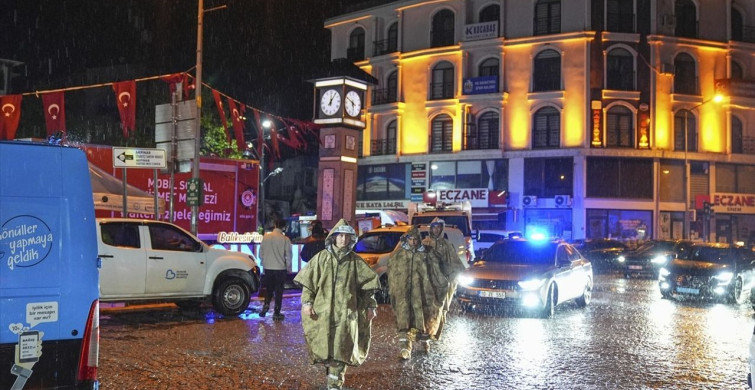 Sındırgı'da Depremin Ardından Sağanak Yağışı Etkili Sındırgı'da Depremin Ardından Sağanak Yağışı Etkili