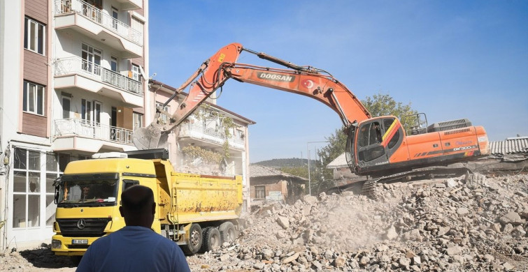 Sındırgı'da Hasarlı Binaların Yıkımı ve Enkaz Taşıma Çalışmaları Devam Ediyor