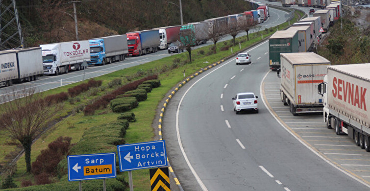 Sınırda 29 Kilometre Uzanan TIR Kuyruğu Arhavi'ye Vardı