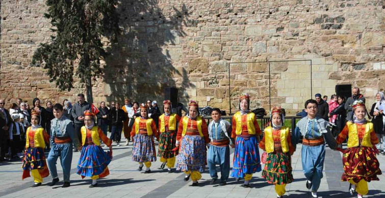 Sinop'ta 23 Nisan Coşkusu: "Maarifin Kalbinde Çocuk" Korteji