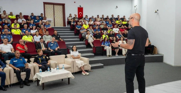 Sinop'ta ergenlik dönemi ve iletişim konulu konferans düzenlendi