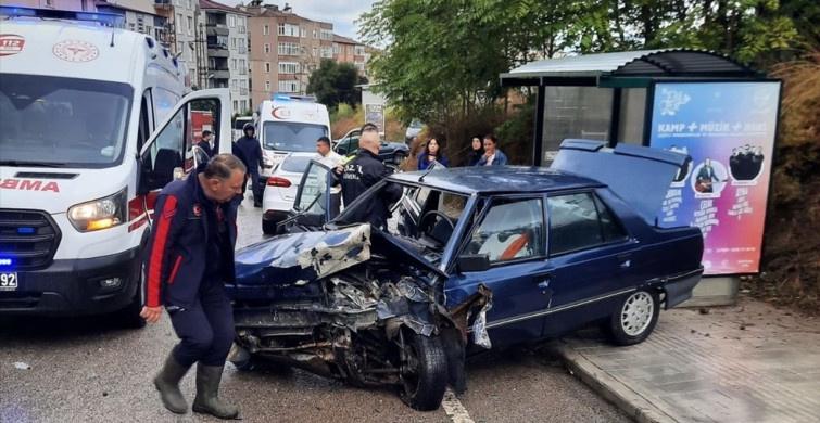 Sinop'ta İki Otomobil Çarpıştı: 4 Yaralı