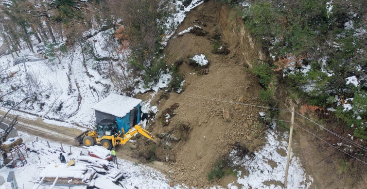 Sinop'ta Kar Yağışı Nedeniyle Toprak Kayması