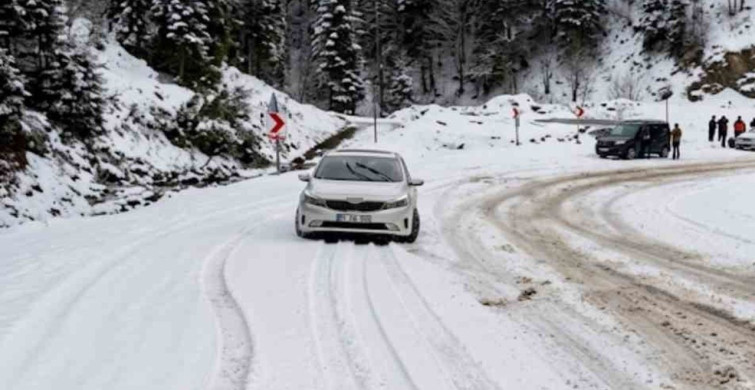 Sinop'ta Kar Yağışı Sürücülere Zor Anlar Yaşattı