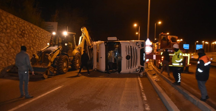 Sinop'ta Kömür Yüklü Tır Devrildi, 2 Yaralı