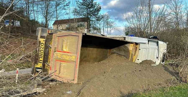 Sinop'ta Kum Yüklü Kamyon Devrildi, Sürücü Yaralandı