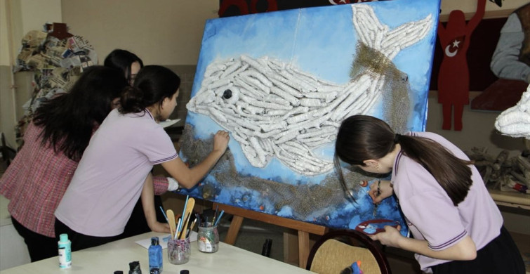 Sinop'ta Öğrencilerin Geri Dönüşümle Yaptığı Balina Aydın Rölyefi
