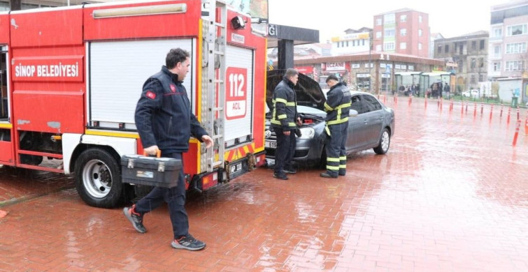 Sinop'ta Seyir Halinde Araç Yangını Kontrol Altına Alındı