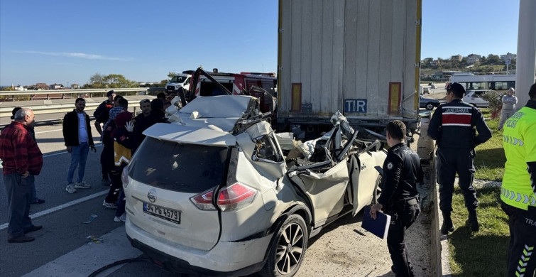Sinop'ta Trafik Kazası: Park Halindeki Tıra Çarpan Otomobilde Bir Ölüm