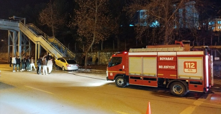Sinop'ta Yaya Üst Geçidine Çarpan Araçta Dört Yaralı