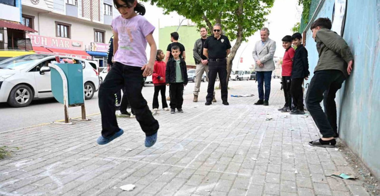 Şırnak Emniyet Müdürü Sazak, Çocuklarla Sek Sek Oynadı
