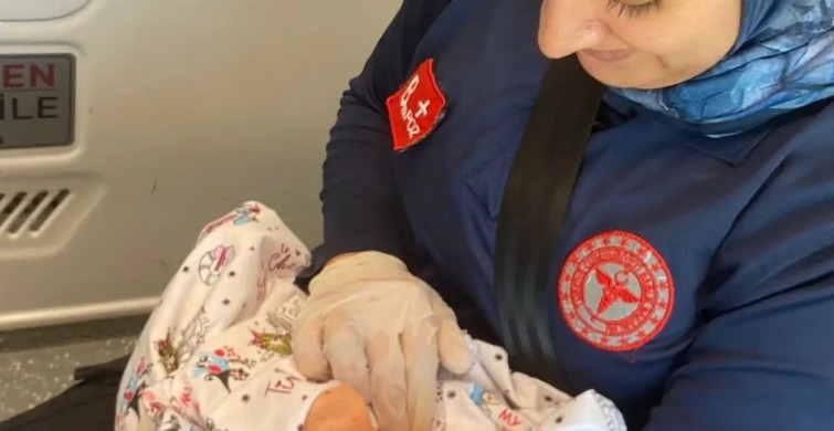 Şırnak’ta acil doğum vakası: sağlık ekibi bebeği ambulansta dünyaya getirdi