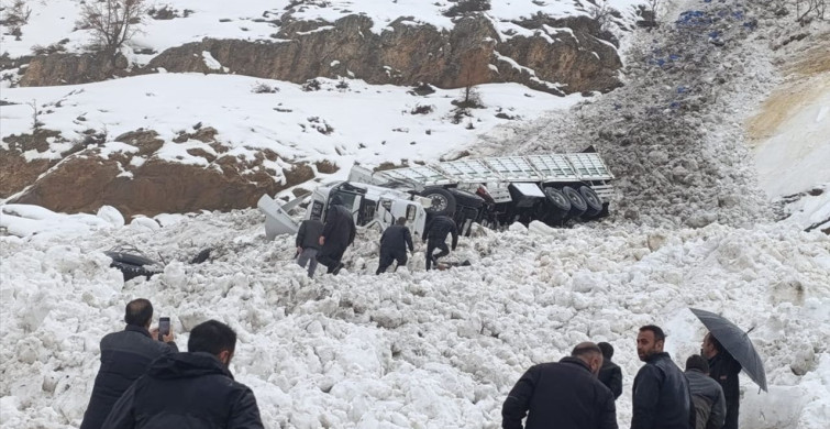 Şırnak'ta Çığ Düşmesi: Tır Sürücüsü Ağır Yaralandı