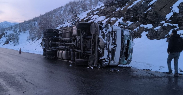 Şırnak'ta Kamyon Devrildi, İki Yaralı